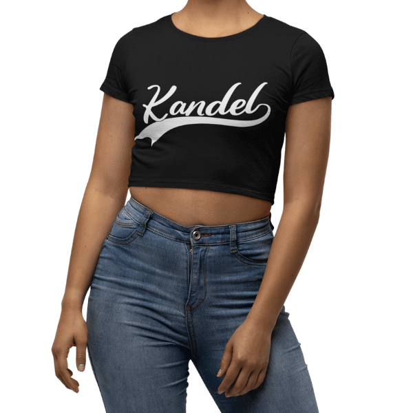 frau mit kurzem schwarzem t-shirt mit kandel design