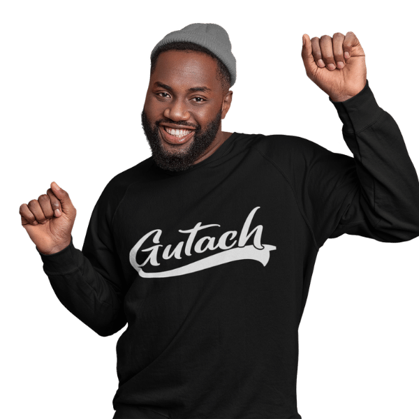 gluecklicher mann mit muetze und schwarzem langarm shirt mit gutach motiv