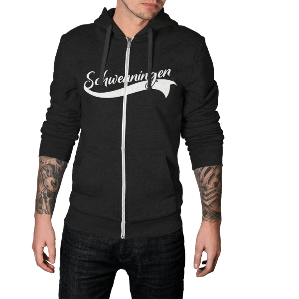 mann im studio mit tatoos und schwarzer jacke mit logo schwenningen