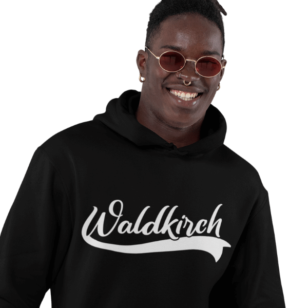 gluecklicher mann mit sonnenbrille im studio mit schwarzem tshirt mit waldkirch design