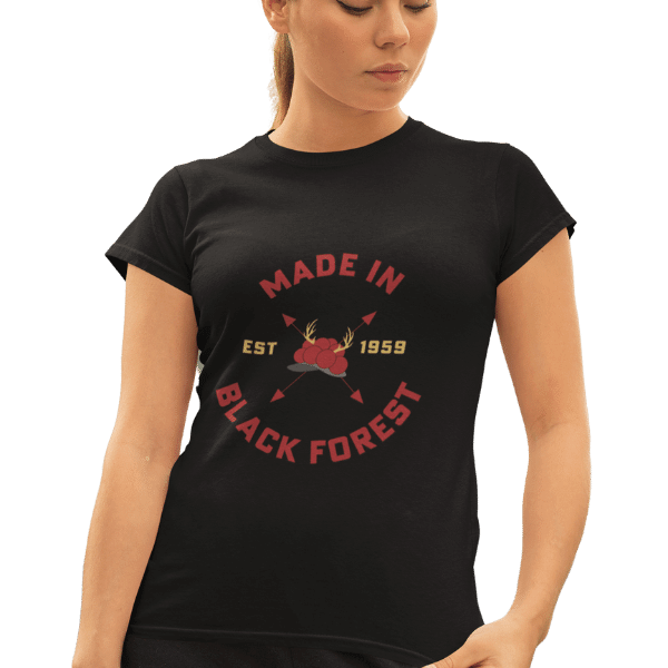 frau im studio mit schwarzem t-shirt mit made in black forest design