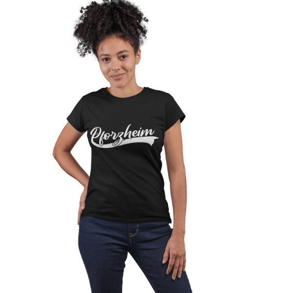frau im studio mit schwarzem shirt mit pforzheim design