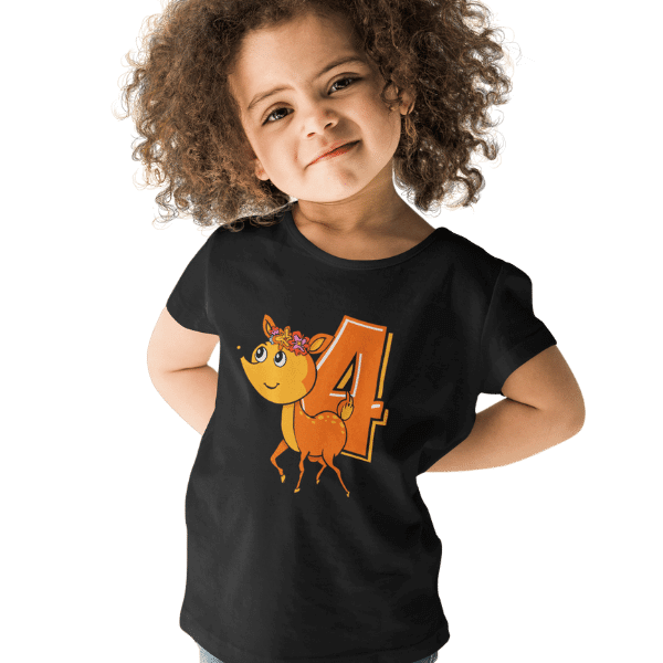 maedchen mit kurzen locken und schwarzem t-shirt mit aufdruck 4. geburtstag schwarzwald