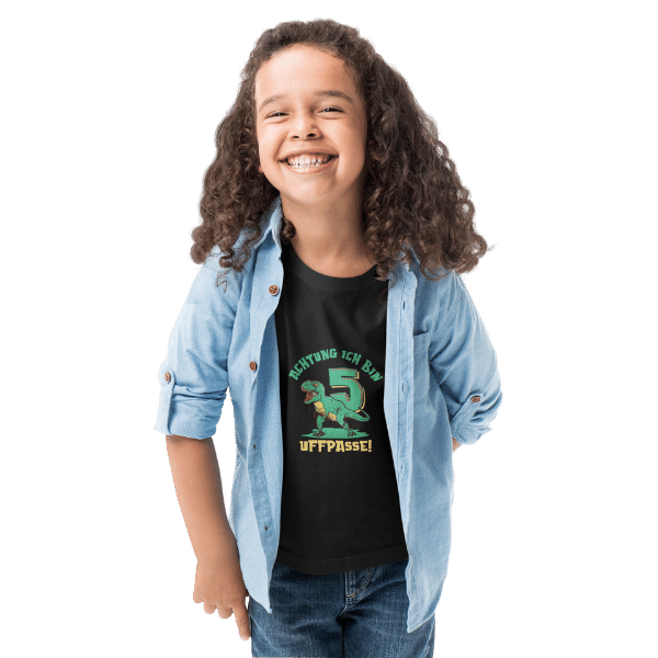 junge mit langen haaren und schwarzem t-shirt mit logo 5. geburtstag schwarzwald