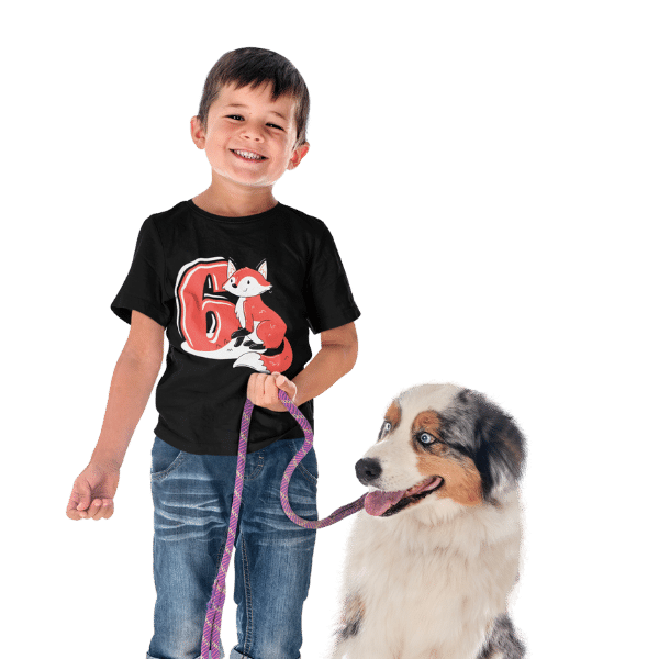 junge im studio mit hund und schwarzem t-shirt mit 6. geburtstag schwarzwald design