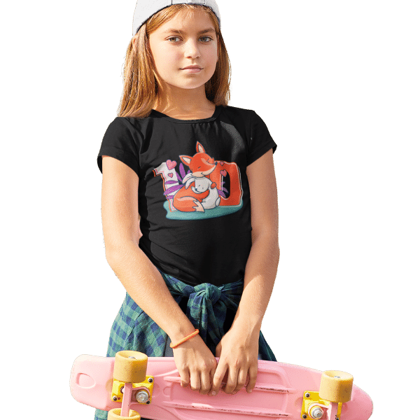 maedchen mit muetze und skateboard mit schwarzem t-shirt mit 10. geburtstag schwarzwald design