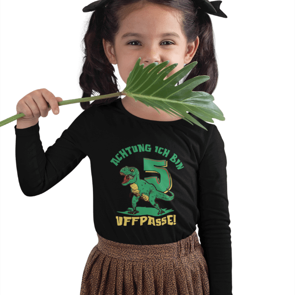 maedchen mit langen zopfen und schwarzem langarm shirt mit aufdruck 5. geburtstag schwarzwald
