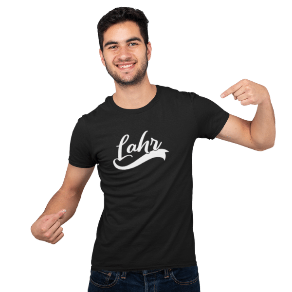 mann im studio mit bart und schwarzem shirt mit design lahr