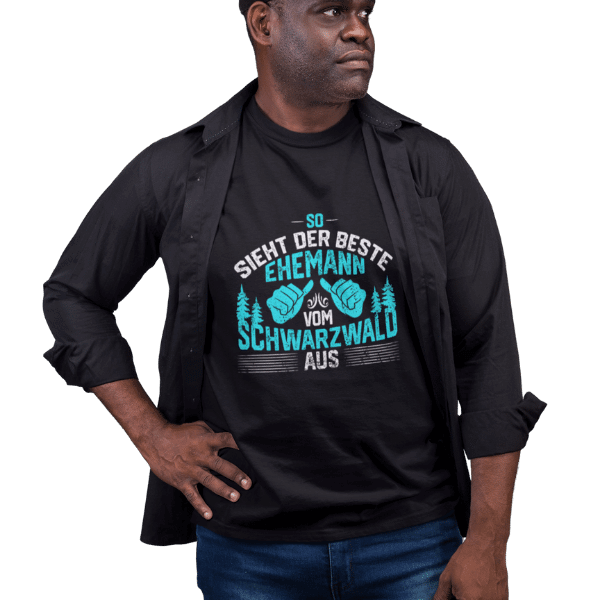 mann mit langarm shirt und schwarzem t-shirt mit design bester ehemann aus dem schwarzwald