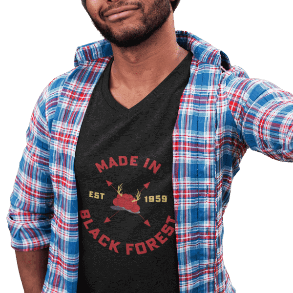 mann mit hemd und schwarzem t-shirt mit made in black forest design