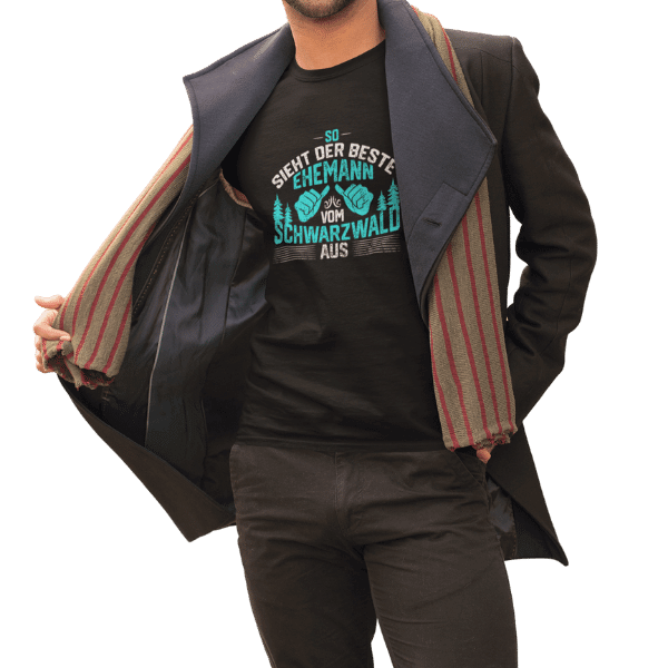 mann mit jacke, schal und schwarzem t-shirt mit bester ehemann aus dem schwarzwald bildmotiv