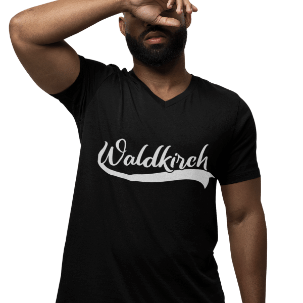 mann im studio mit schwarzem v-ausschnitt t-shirt mit bildmotiv waldkirch