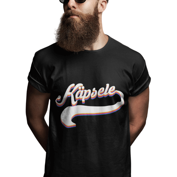 mann im studio mit langem bart und sonnenbrille mit schwarzem t-shirt mit motiv kaepsele