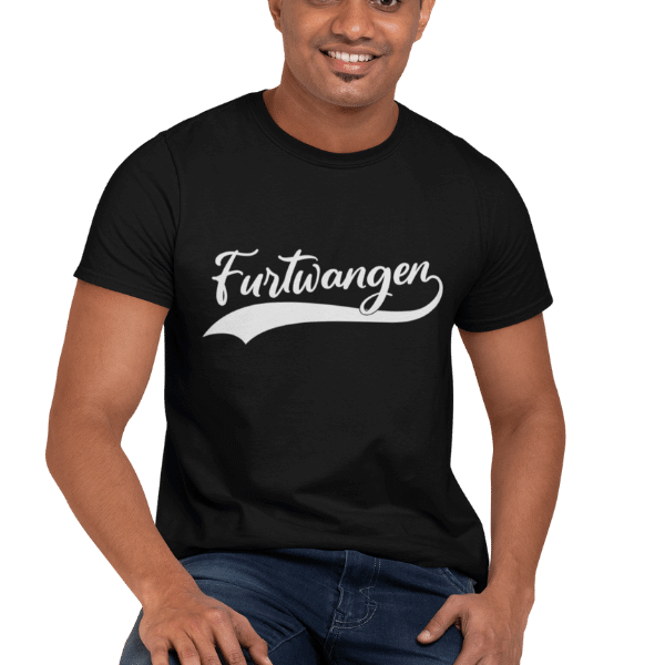 mann sitzend auf einem stuhl mit schwarzem t-shirt mit furtwangen motiv