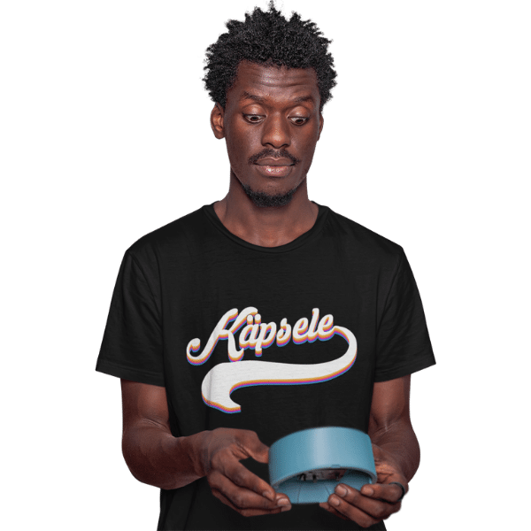 mann im studio mit schwarzem shirt mit kaepsele design