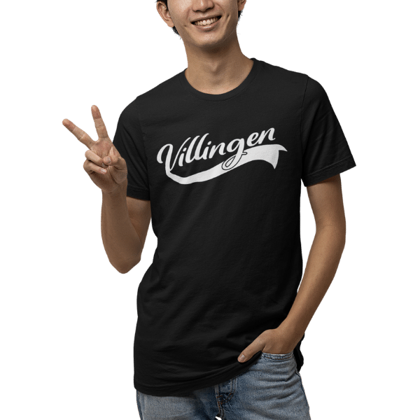 gluecklicher mann im studio mit schwarzem t-shirt mit villingen motiv
