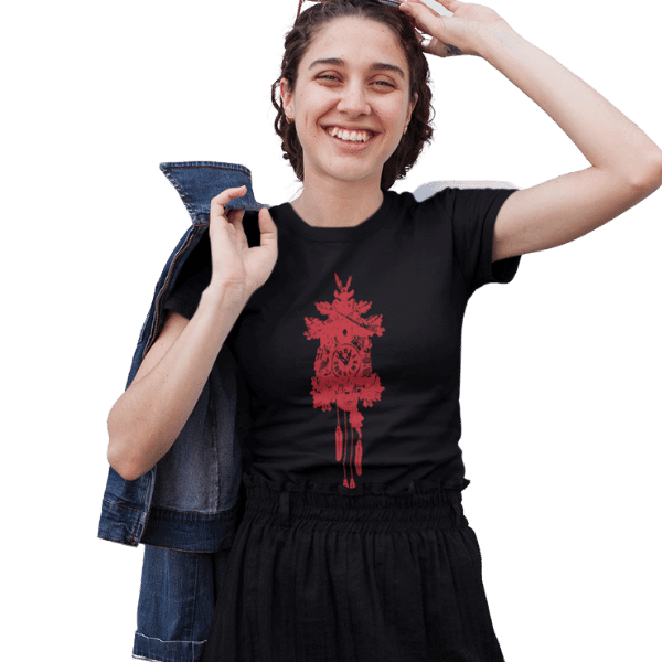 frau im studio mit jacke und schwarzem t-shirt mit schwarzwaelder kuckucksuhr rot logo