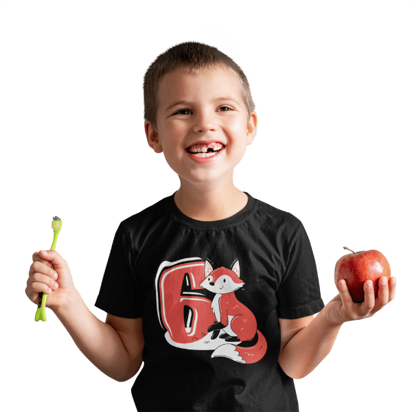junge im studio mit apfel und schwarzem t-shirt mit design 6. geburtstag schwarzwald