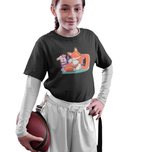 maedchen mit baseball und schwarzem t-shirt mit 10. geburtstag schwarzwald design