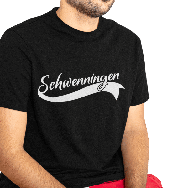 mann sitzend im studio mit schwarzem tshirt mit schwenningen logo