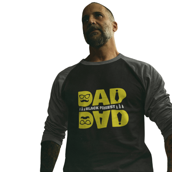 mann mit bart und schwarz-grauem langarm shirt mit motiv black forest dad