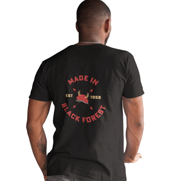rueckenansicht eines mannes im studio mit einem schwarzen tshirt mit dem design made in black forest