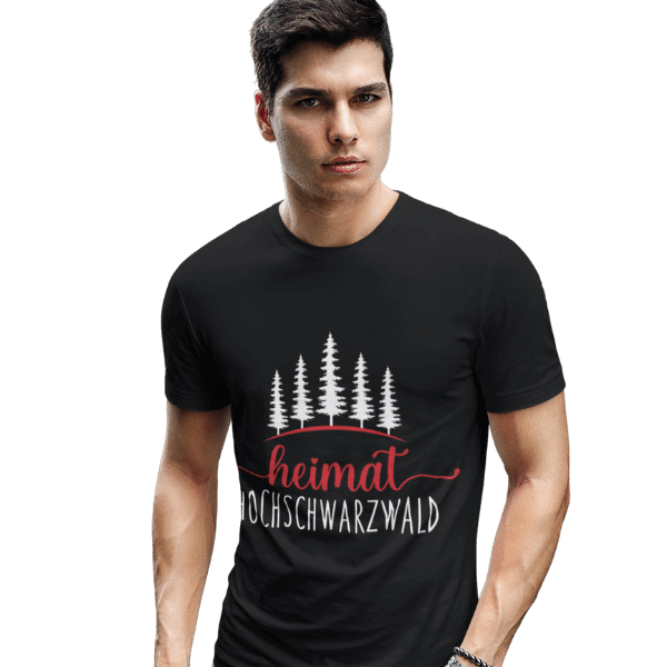 mann im studio mit schwarzem rundhalsausschnitt t-shirt mit motiv heimat hochschwarzwald