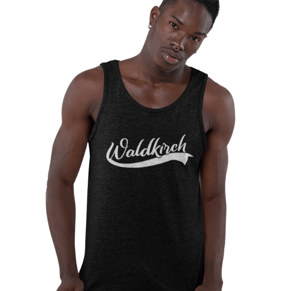 mann im studio mit schwarzem tank top mit waldkirch design