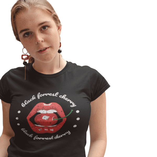 blonde frau im studio mit schwarzem tshirt mit logo black forest cherry