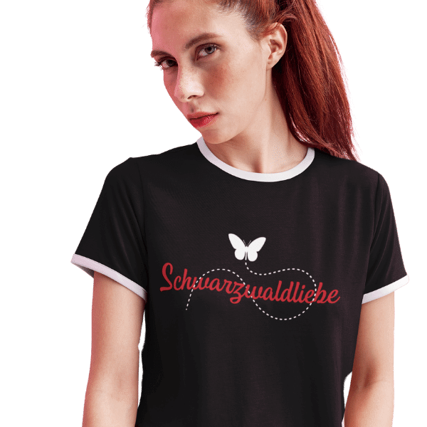 rothaarige frau im studio mit schwarzem t-shirt mit logo schwarzwaldliebe