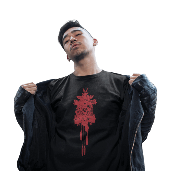mann im studio mit schwarzem t-shirt mit schwarzwaelder kuckucksuhr rot design
