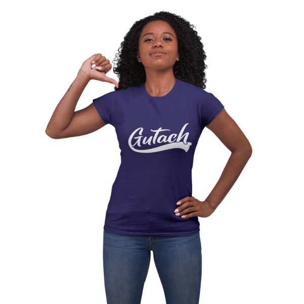 frau im studio mit blauem t-shirt mit gutach design