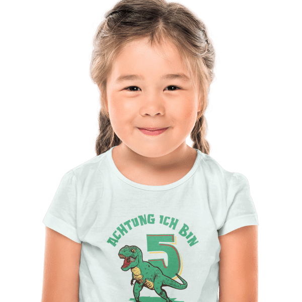blondes maedchen mit zoepfen im studio mit weissem t-shirt mit bildmotiv 5. geburtstag schwarzwald