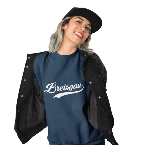 frau mit muetze, jacke und blauem shirt mit breisgau bildmotiv