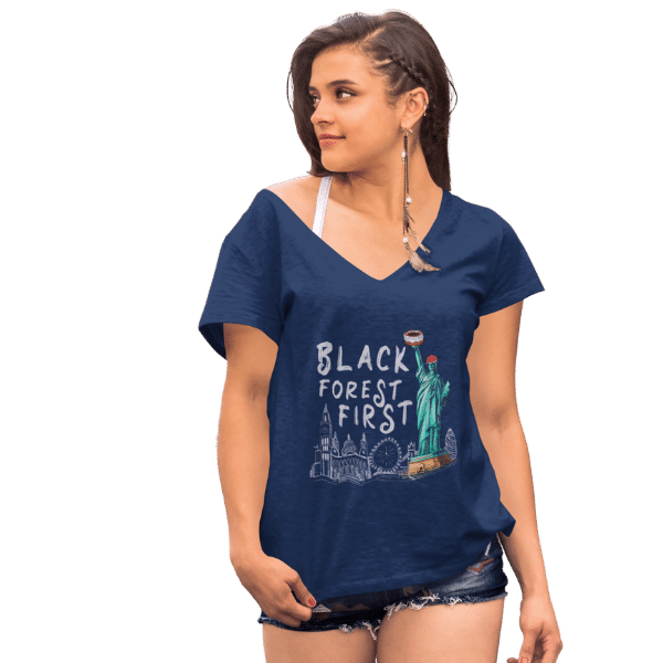 frau im studio mit blauem shirt mit schwarzwald freiheitsstatue black forest first motiv