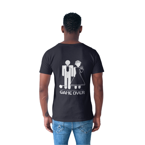 rueckenansicht eines mannes im studio mit einem schwarzen tshirt mit junggesellenabschied im schwarzwald