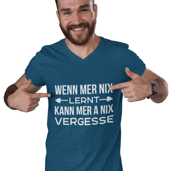 gluecklicher mann mit bart und blauem shirt mit bildmotiv wenn mer nix lern kann ma auch nix vergesse