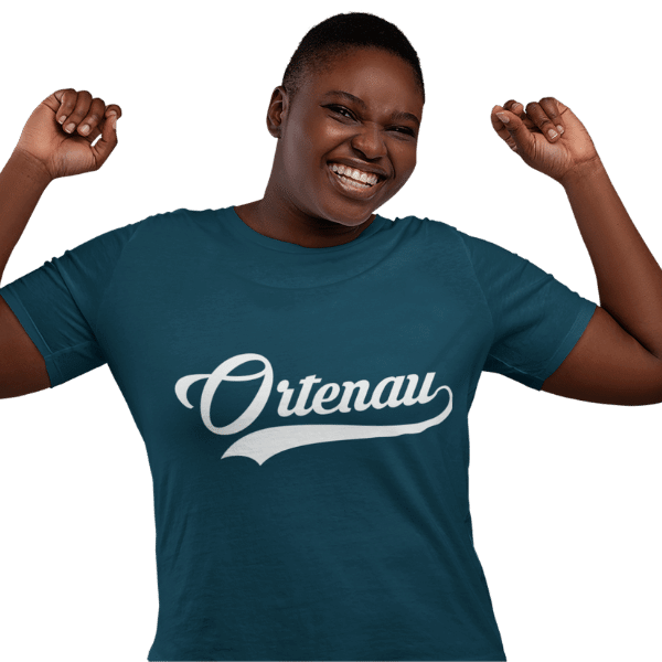 lachende frau im studio mit blauem shirt mit logo ortenau