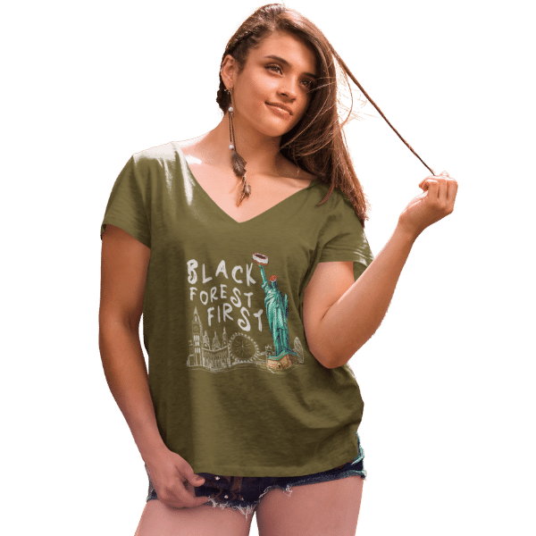 frau im studio mit langen blonden haaren mit braunem t-shirt mit schwarzwald freiheitsstatue black forest first design