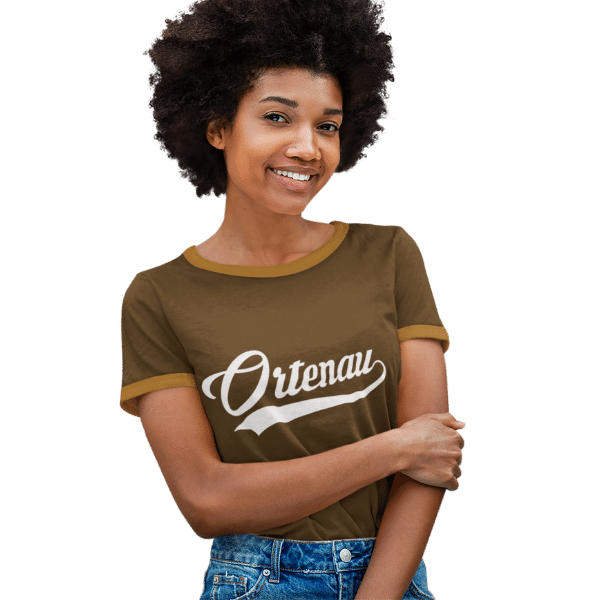 frau im studio mit braunem shirt mit ortenau design