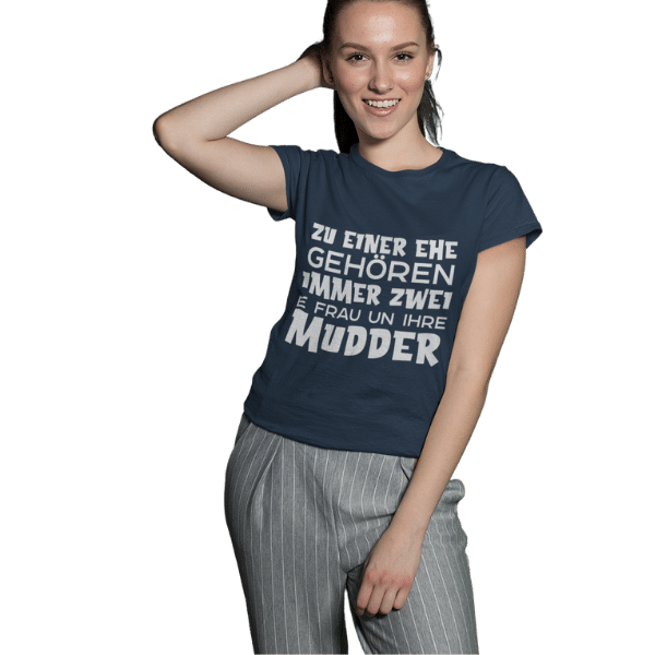 frau im studio mit blauem shirt mit zu einer ehe gehoeren immer zwei bildmotiv