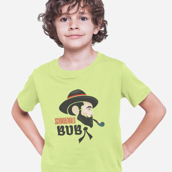 junge im studio mit gelbem t-shirt mit motiv schwarzwaldbub karl