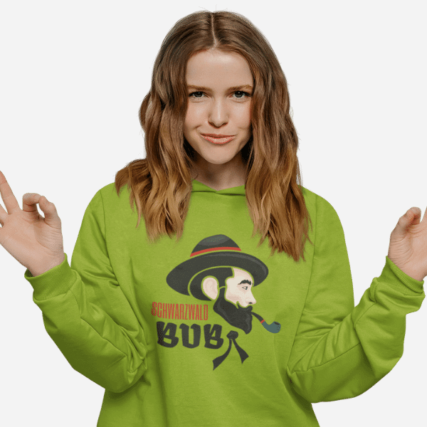 frau mit blonden langen haarem mit gruenem hoodie mit bildmotiv schwarzwaldbub karl