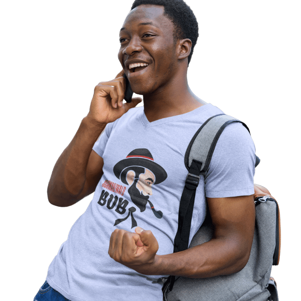 gluecklicher mann mit rucksack und hellgrauem shirt mit schwarzwaldbub karl design
