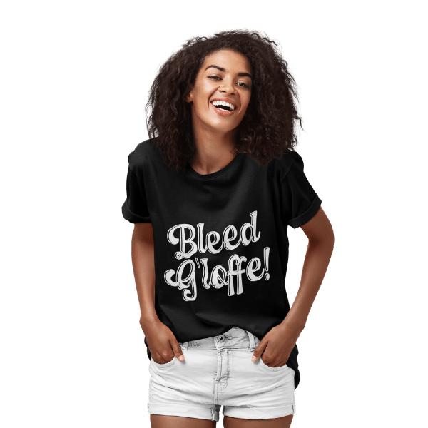 glueckliche frau mit schwarzem t-shirt mit bleed gloffe alemannischer spruch motiv