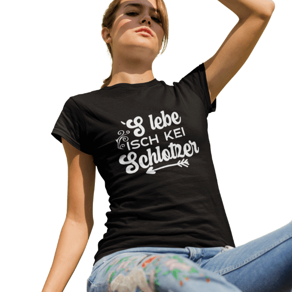 frau im studio sitzend mit schwarzem t-shirt mit das leben ist kein schlotzer alemannischer spruch design