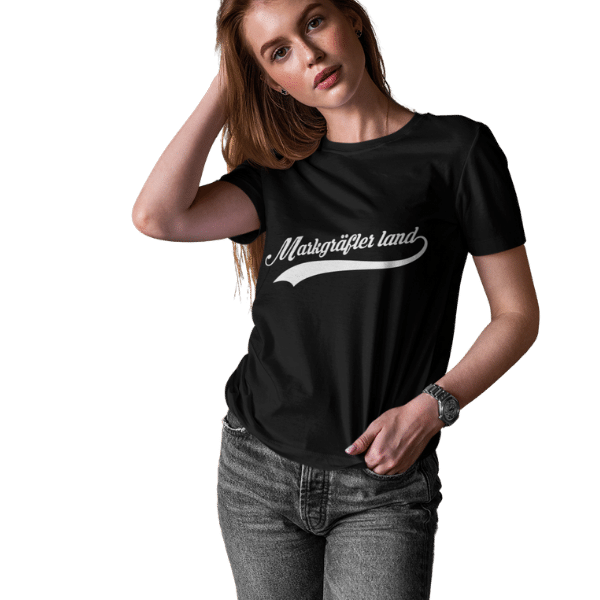 frau im studio mit langen blonden haaren und schwarzem t-shirt mit design markgraeflerland