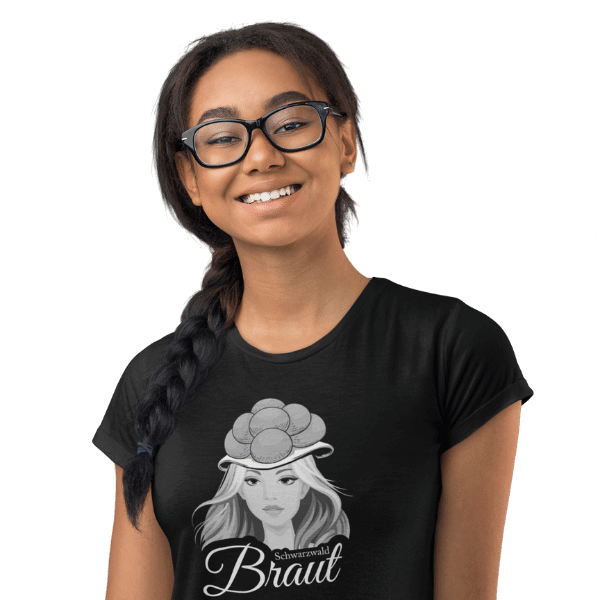 frau mit brille im studio mit schwarzem t-shirt mit schwarzwald braut mit bollenhut logo