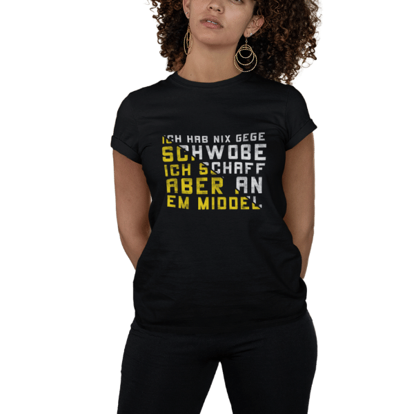 frau im studio mit locken und schwarzem shirt mit logo ich hab nix gege schwobe