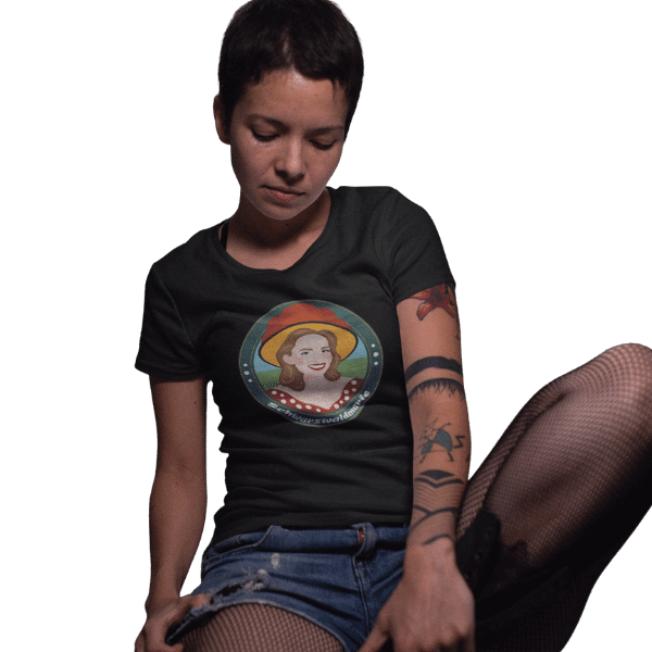 frau mit kurzen haaren, tatoos und schwarzem t-shirt mit schwarzwaldmarie emma mit bollenhut logo